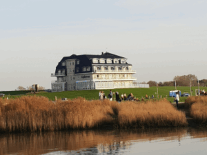 Upleven - Haus der Stille 27639 Wurster Nordseeküste (Nordsee) Besonderheiten: Direkt am Meer Seminarraum mit Meerblick Schöne, große Zimmer 3 regionale, vegetarische Mahlzeiten Nächster Termin: 15.-19.06.2026 Details siehe unten